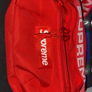 I’m selling a weist supreme bag